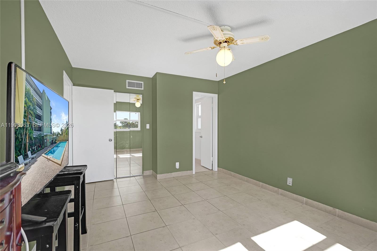 SANTA MONICA CONDOMINIUM - Residential