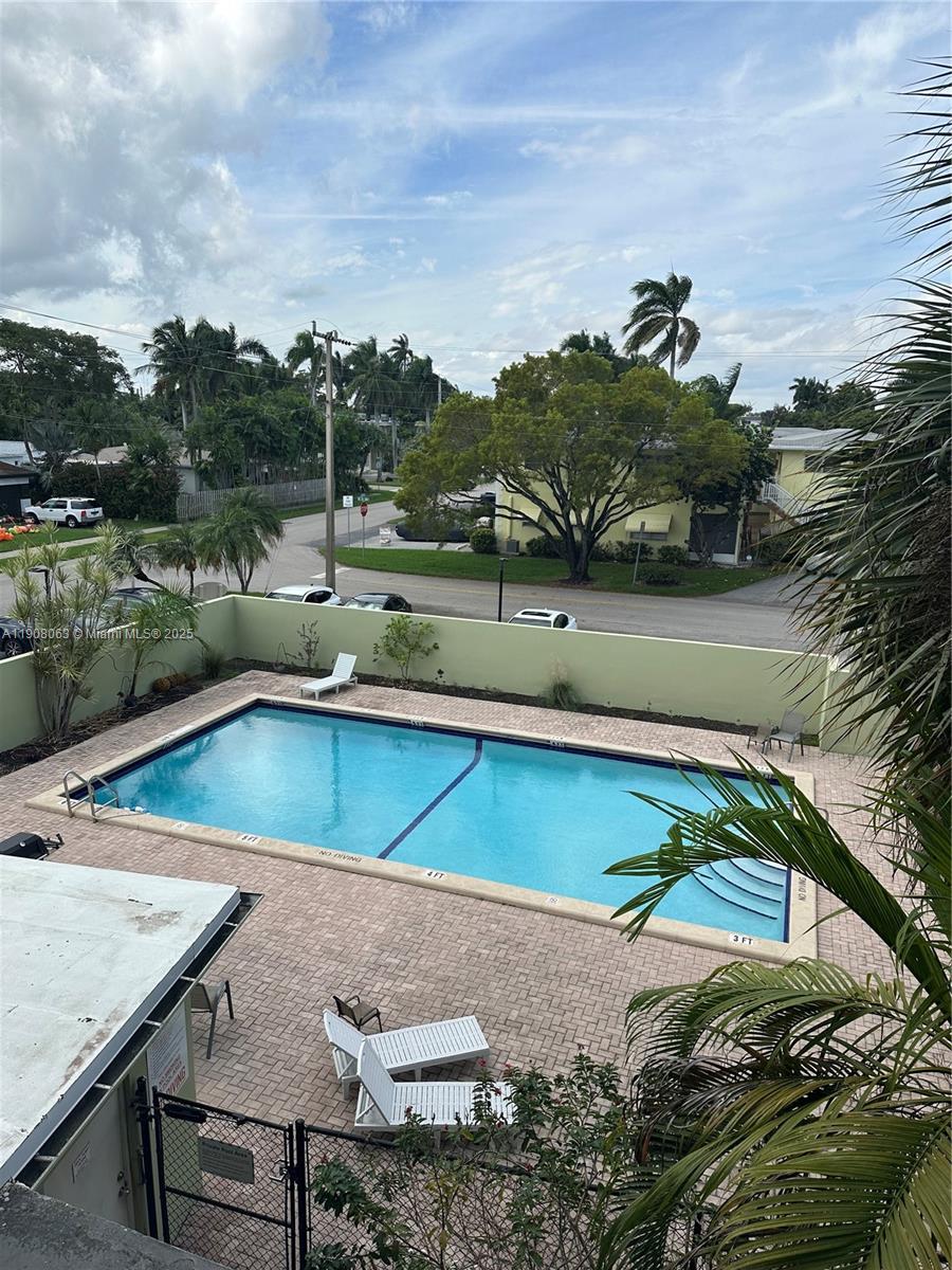 SANTA MONICA CONDOMINIUM - Residential