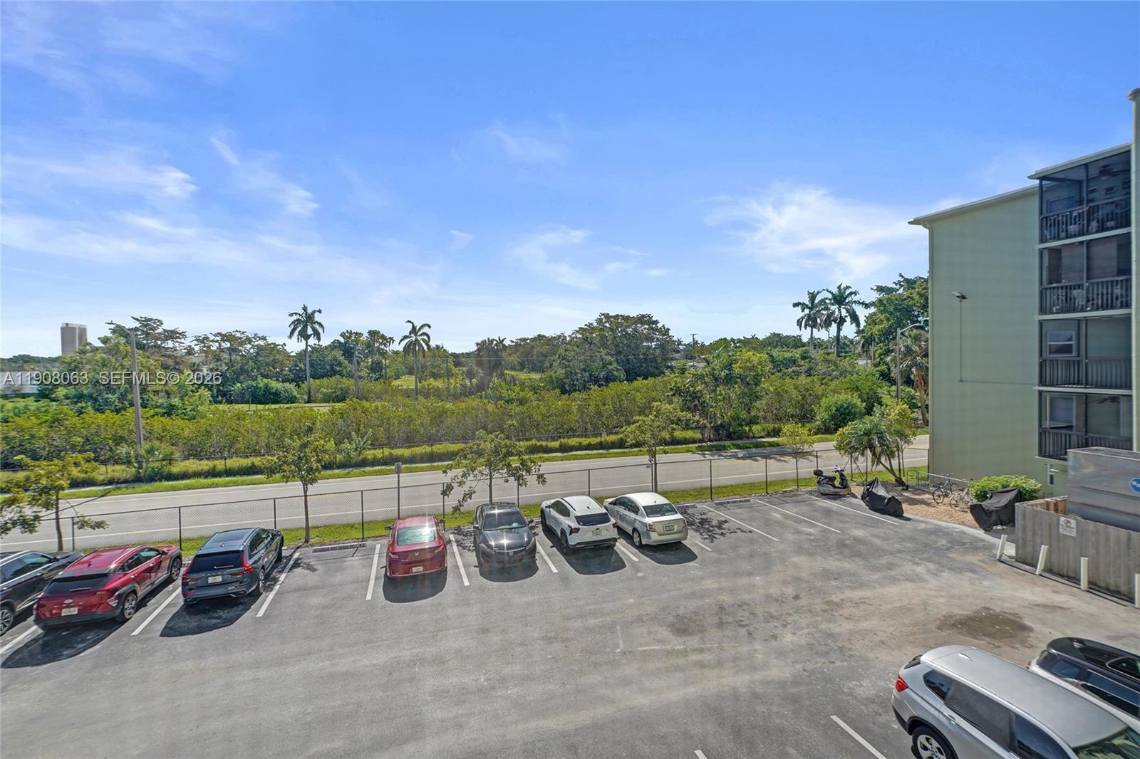 SANTA MONICA CONDOMINIUM - Residential