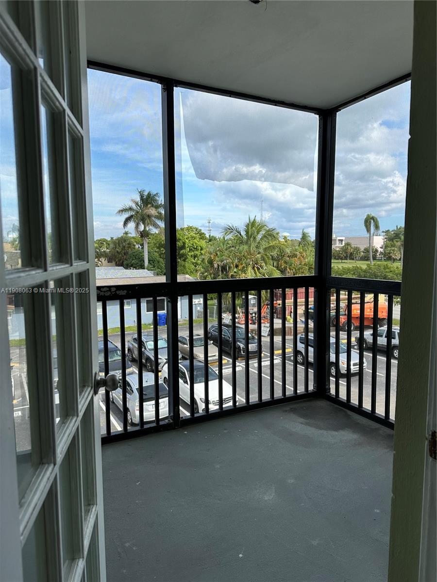 SANTA MONICA CONDOMINIUM - Residential