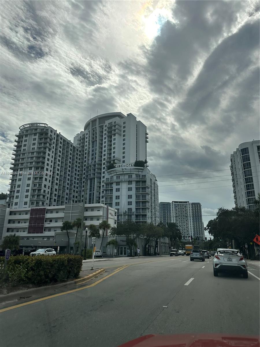 SANTA MONICA CONDOMINIUM - Residential