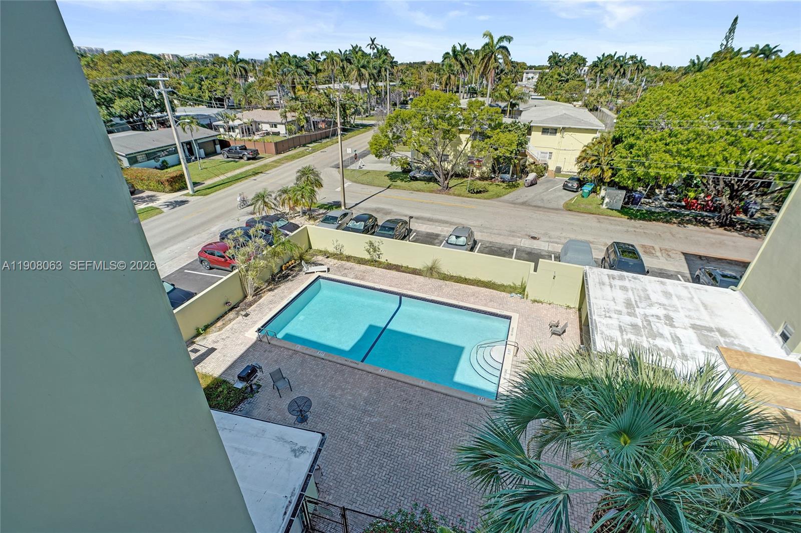 SANTA MONICA CONDOMINIUM - Residential