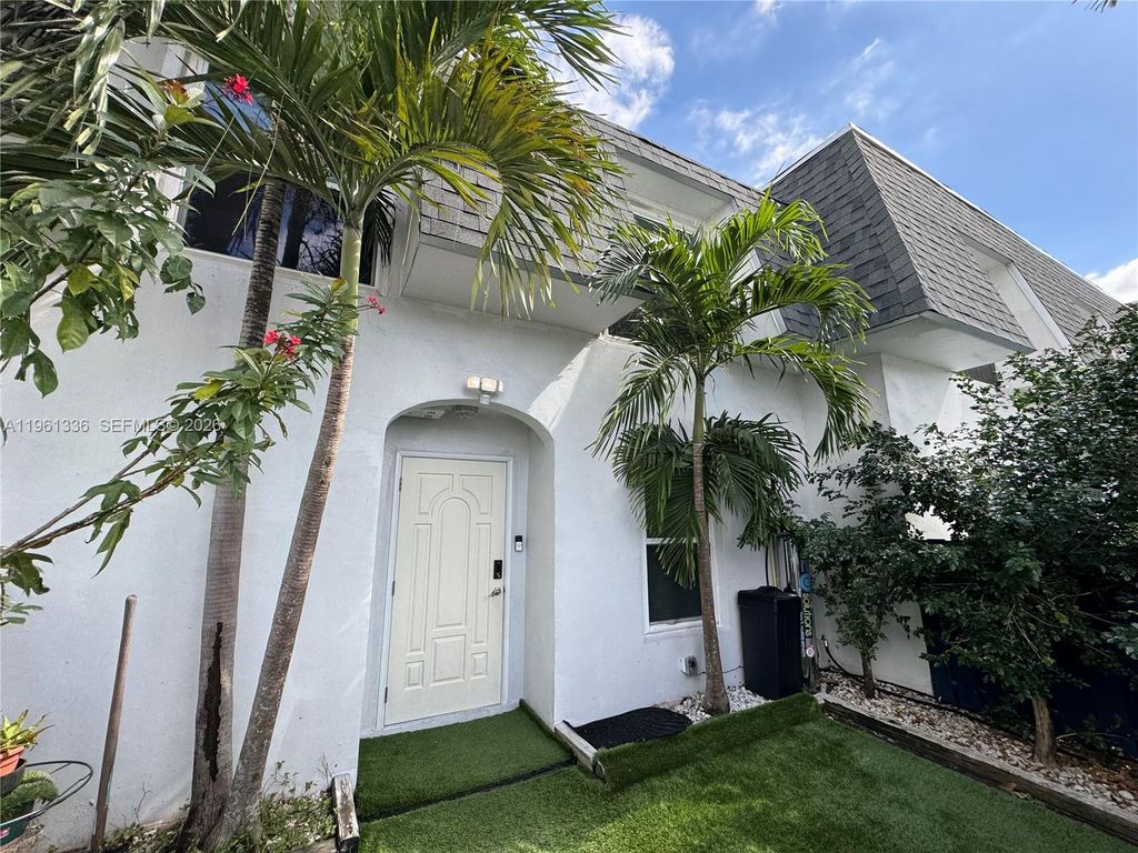 Photo of 4028 SW 67th Ter #3, Davie, FL 33314 (MLS # A11961336)