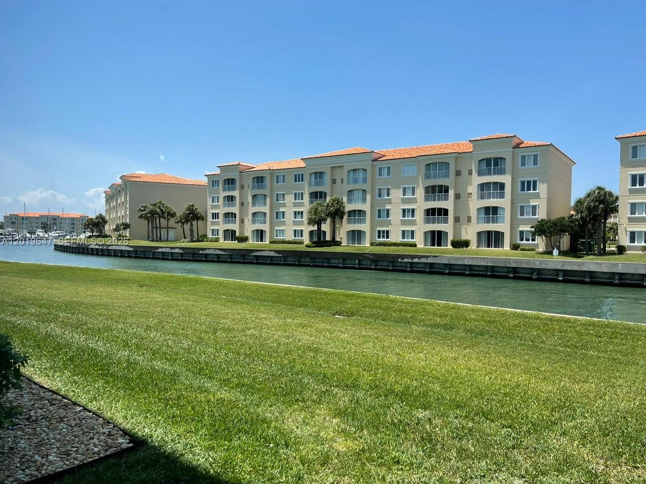 19 W Harbour Isle Dr W 103