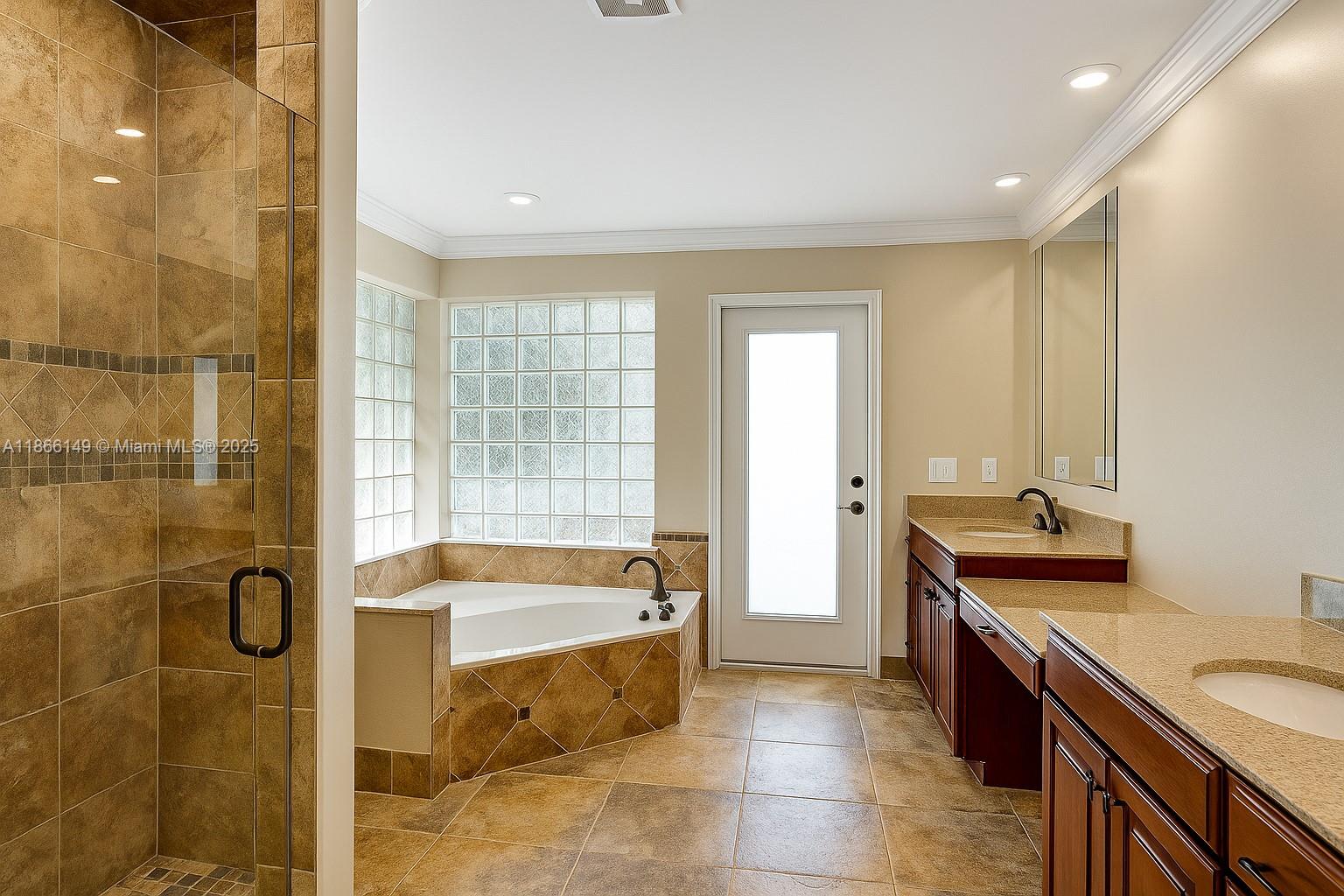 COUNTRY ISLES - Residential