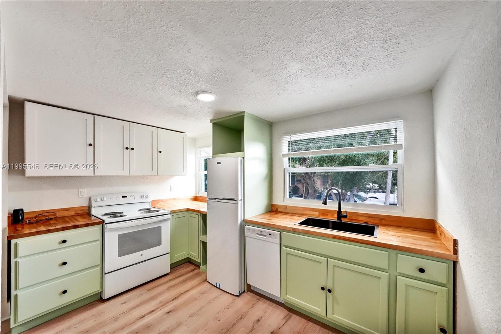 LAWRENCE ESTATES LAND COS - Residential Lease