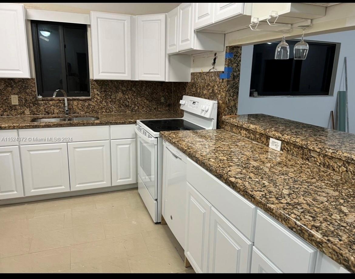 SPANISH COURT - Residential Lease