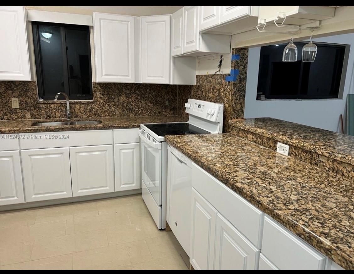 SPANISH COURT - Residential Lease