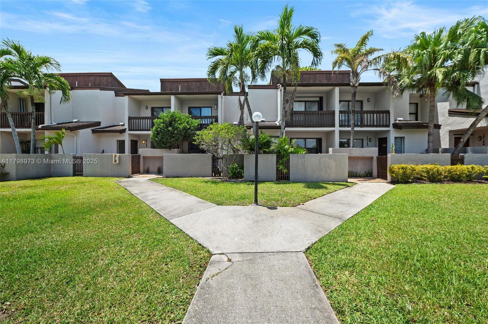 Property for Sale at 10180 Nw 41st St 99-9, Doral, Miami-Dade County, Florida - Bedrooms: 2 
Bathrooms: 3  - $425,000