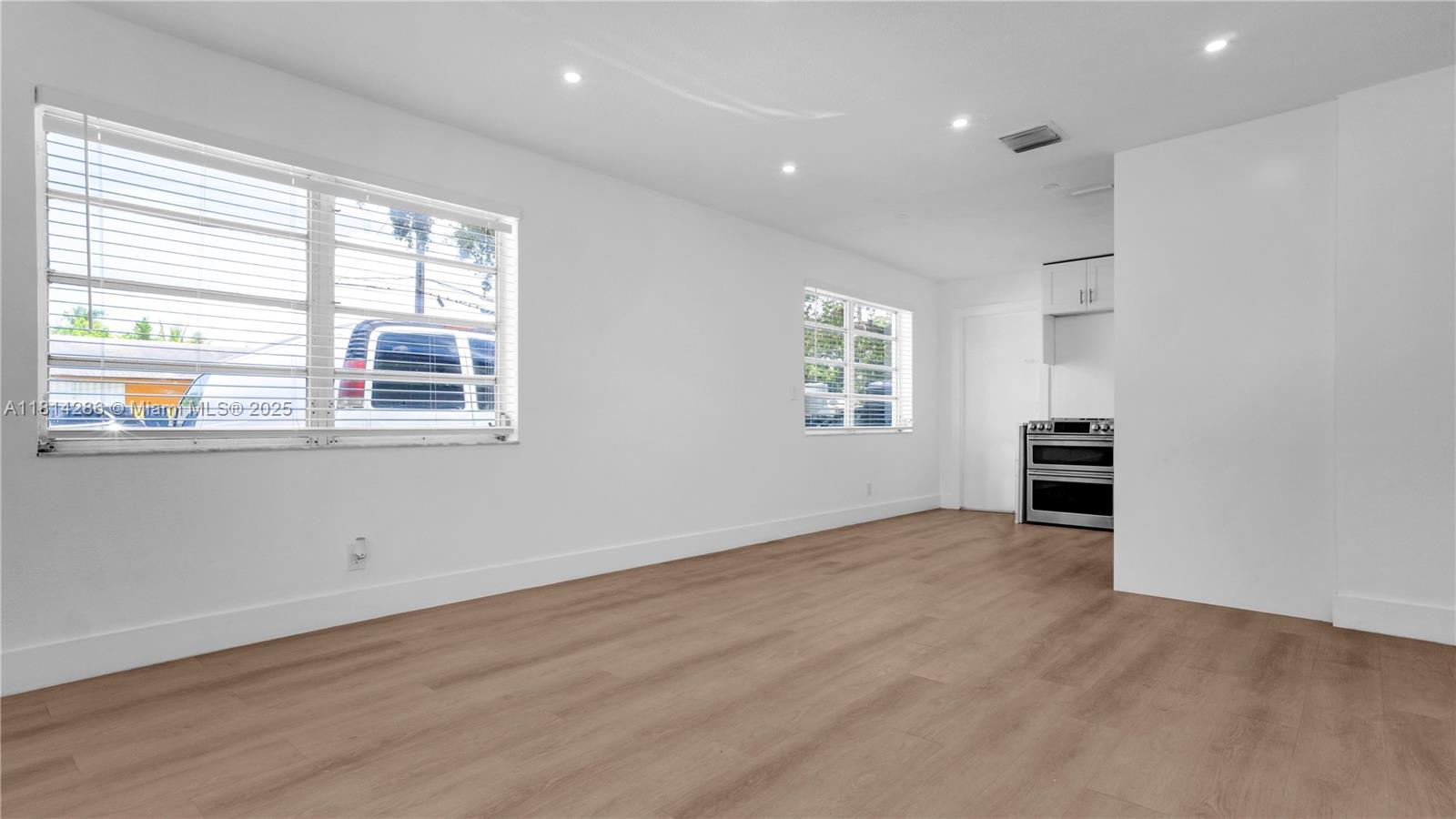 32 SW 9th St 1
