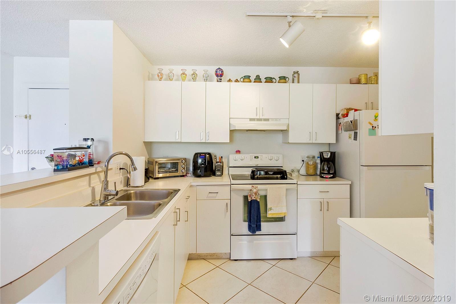 THE YACHT CLUB AT AVENTURA - Residential