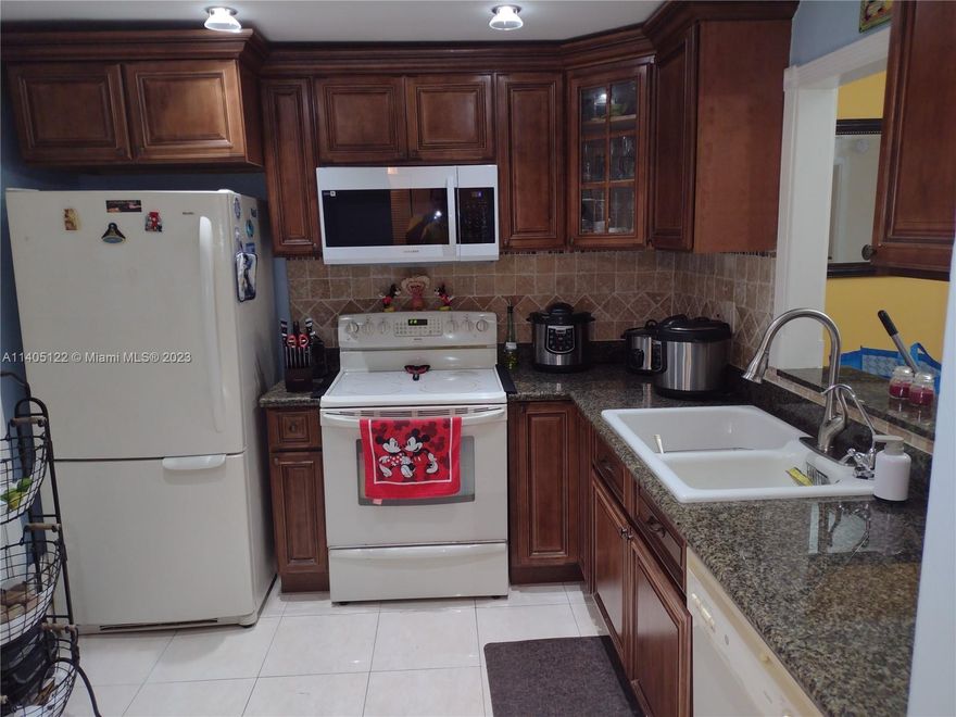 Precious property 1/1.5. Very spacious and with many closets. The bathrooms and kitchen are remodeled and very elegant. The apartment complex has a swimming pool, sauna, recreation area, exercise room, billiards area, and a theater to organize events. It is a family place with an excellent school and many markets and banks that you can walk to. The maintenance service is magnificent. It is a place to live with well-being. Minimum credit score of 650