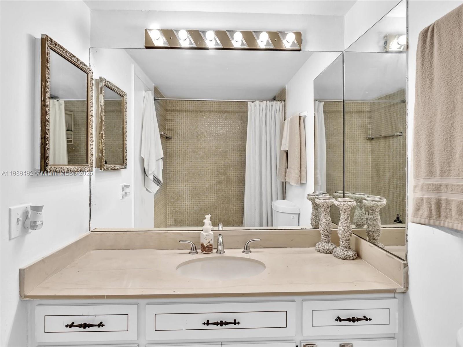 CANONGATE CONDO NO ONE - Residential