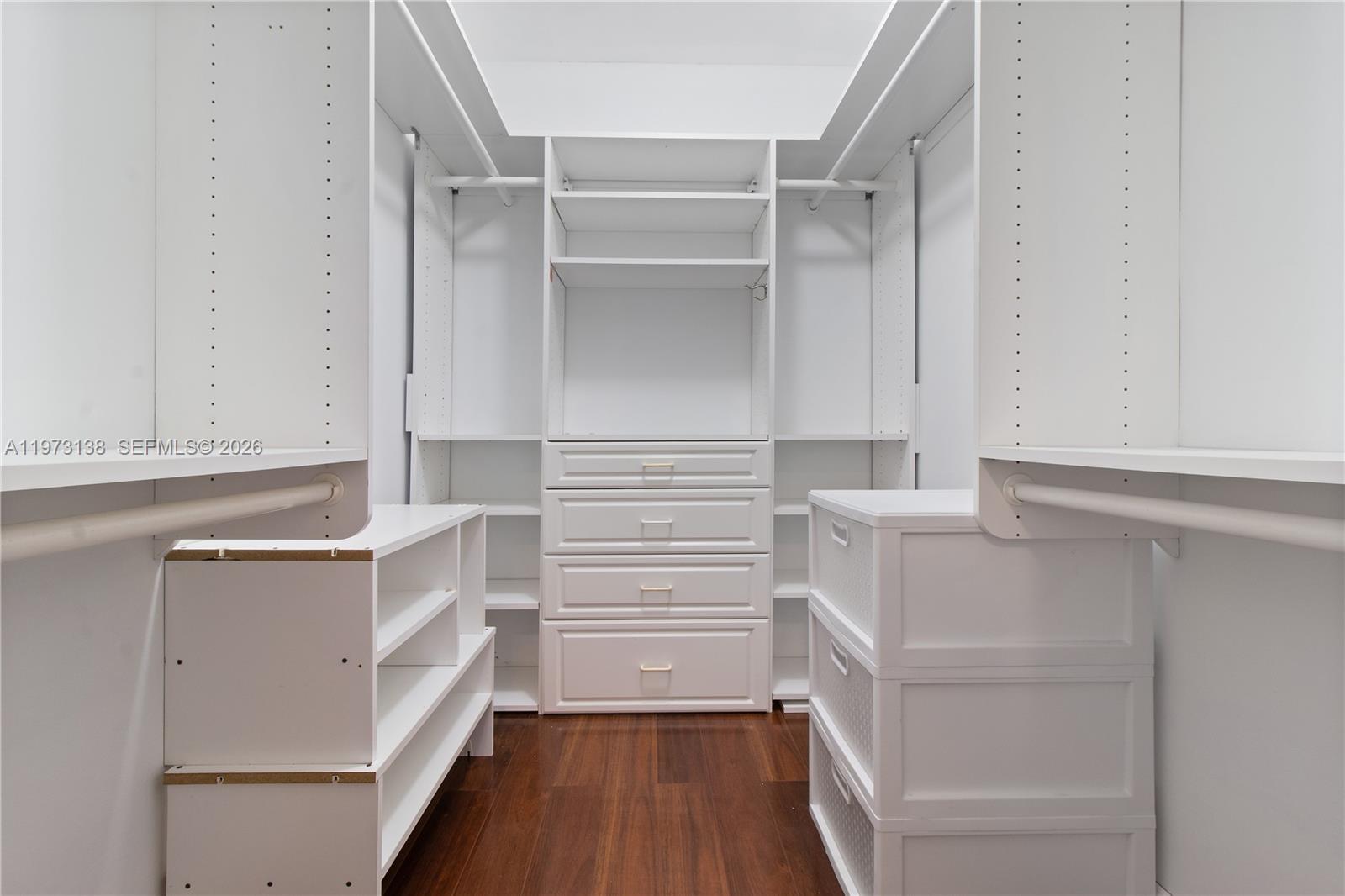 BLDG 8 OF COUNTRY CLUB AP - Residential