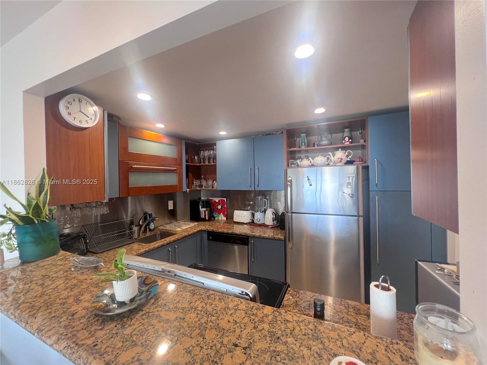 5838 CONDOMINIUM - Residential