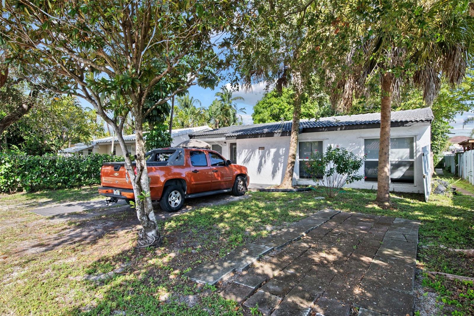 HOLLYWOOD PARK - Residential