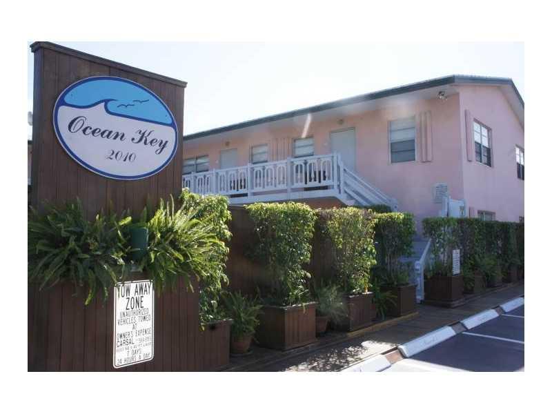 Completely remodeled LARGE upstairs 1 bedroom apartment in fantastic eastside location. Unit has been freshly painted with new ceiling fans in living room and bedroom. Property features a pool, onsite laundry, and unit comes with a small storage unit!