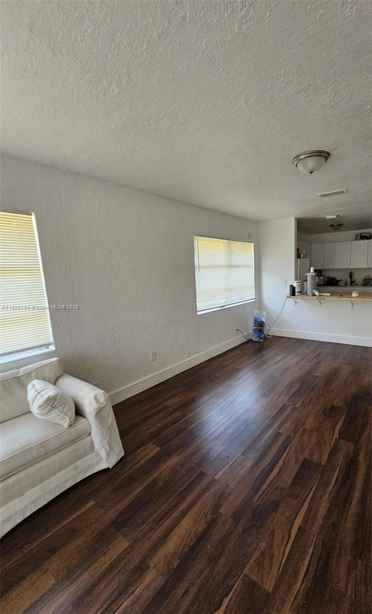 Discover the comfort and lifestyle offered by this charming studio for rent, strategically located at 1408 NW 9th Ave, Fort Lauderdale, FL 33311. This space has been designed with your well-being in mind, ideal for professionals, students, or anyone looking for a cozy and functional retreat in one of Florida's most vibrant cities.
Enjoy the convenience of living close to Fort Lauderdale's main attractions, with easy access to beaches, trendy restaurants, entertainment venues, and workspaces. The studio offers a bright and well-designed environment, perfect for relaxing after a long day or concentrating on your projects. Don't miss the opportunity to experience Fort Lauderdale to the fullest!