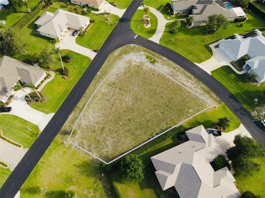 ?? Corner Lot in Exclusive Manor Hill Neighborhood – Sebring, FL ??Discover the perfect opportunity to build your dream home or make a smart investment in one of the most exclusive areas of Highlands County!Conveniently close to all of the amenities, restaurants, shopping centers, and major establishments.
??? Paved street access
?? Ready for city water and sewer connections
??? Surrounded by well-valued homes
?? Clean and build-ready lot