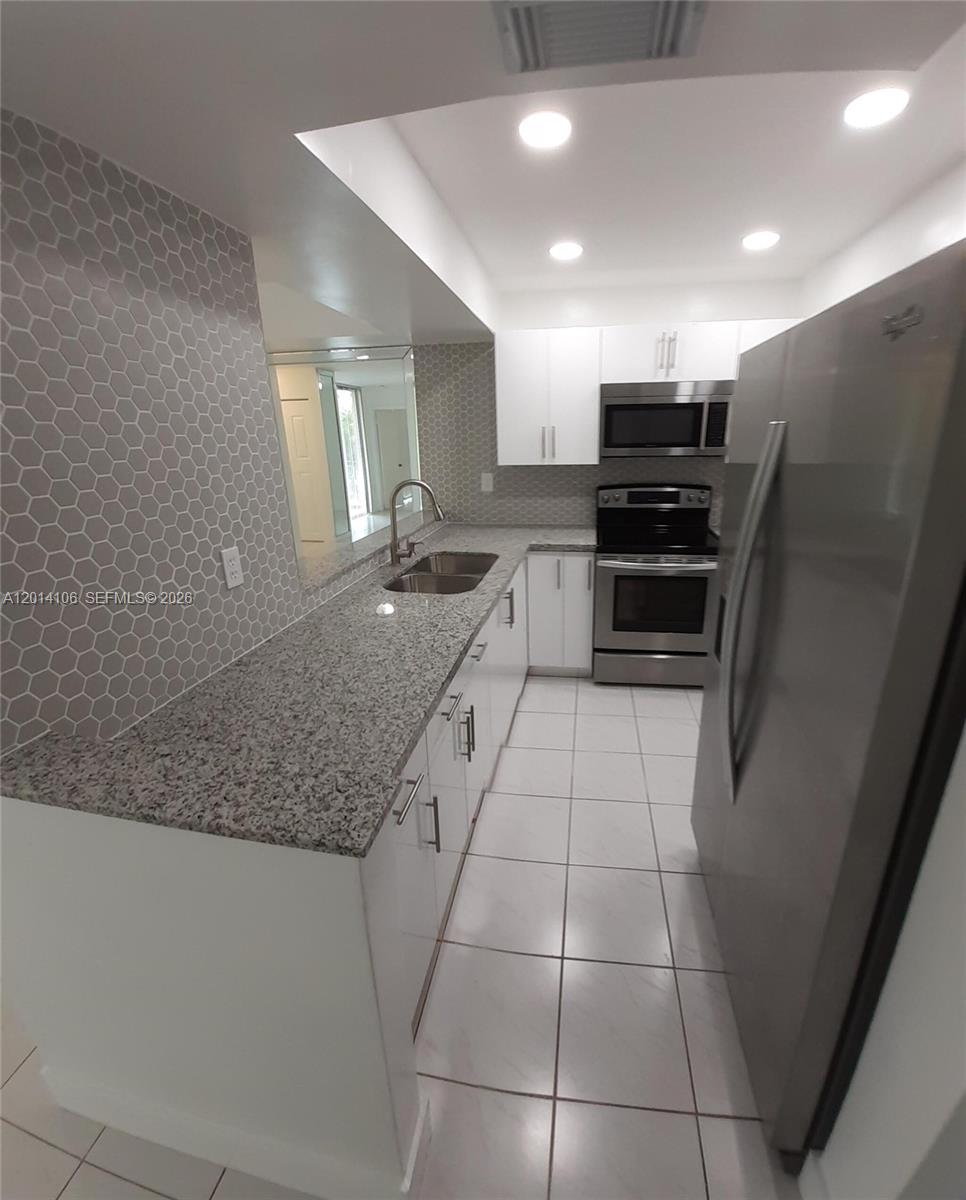 INTERNATIONAL PARK CONDO - Residential
