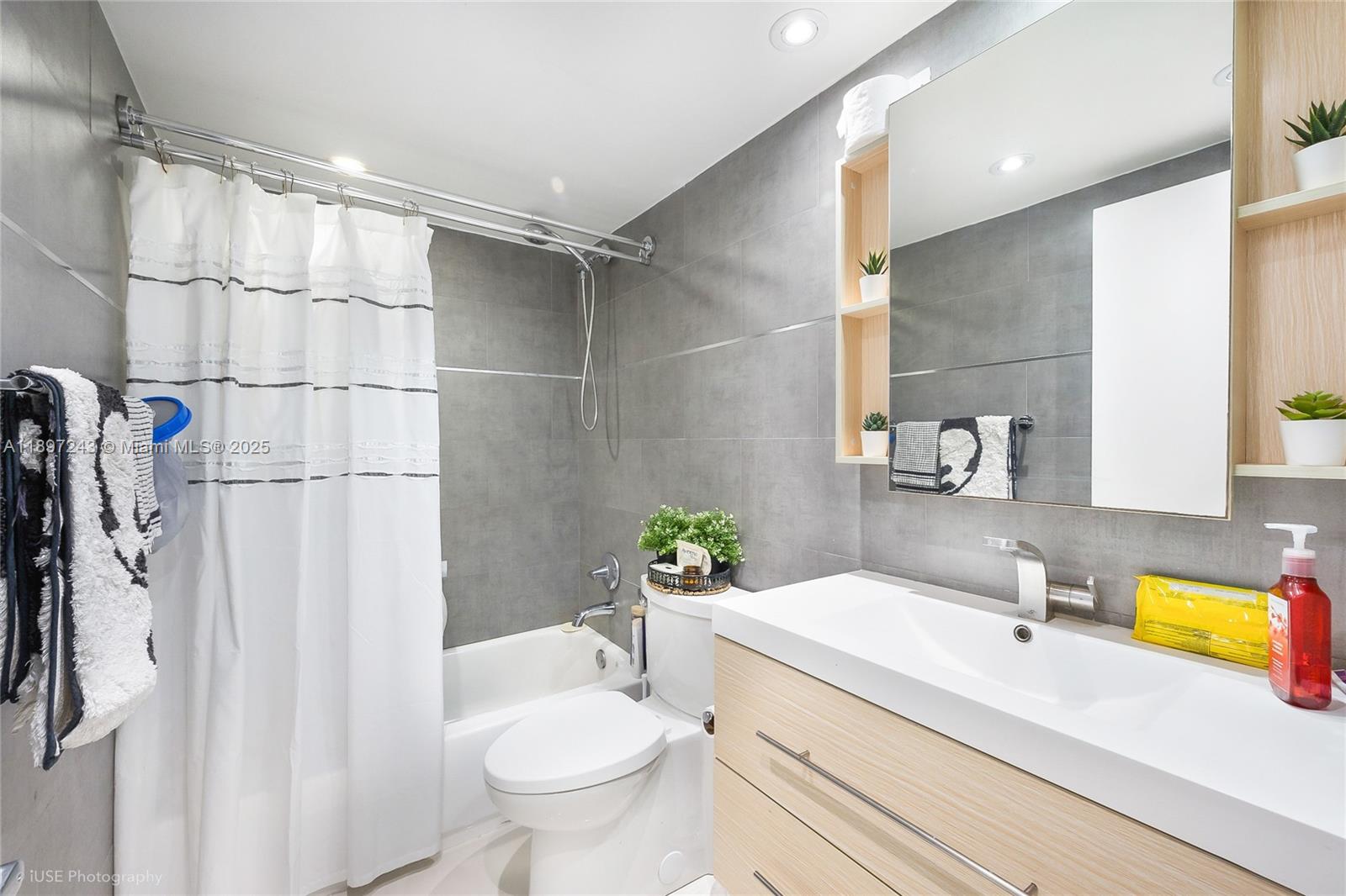 LONGWOOD TOWERS CONDO - Residential Lease