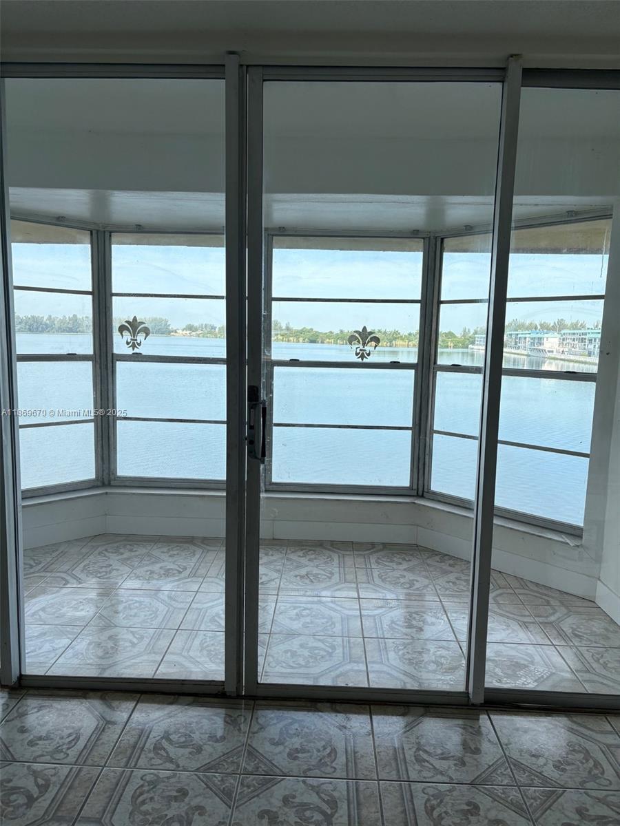 Enjoy beautiful days in this renovated and beautiful lake view condo. Quiet but yet convenient location just a few minutes away from Aventura mall and highway 95