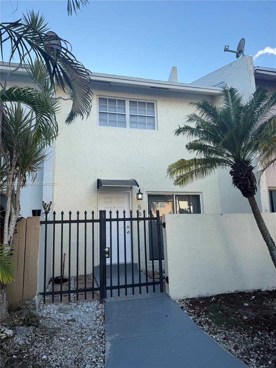 Great opportunity townhouse 2 beds and 1 .5 baths , new roof , washer /dryer inside the unit , huge patio, central air.
Located easy acces to major highways , restaurants , schools and shopping centers.
Property is vacant
NO HOA use showing time