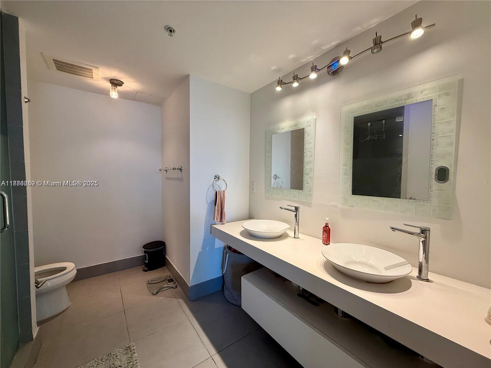 MINT CONDO - Residential