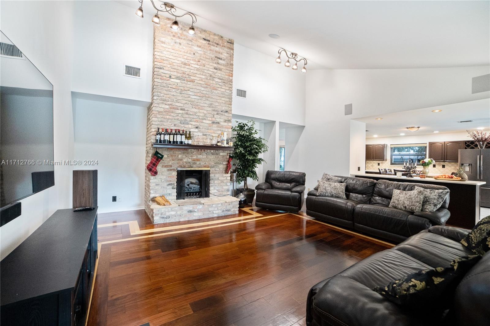 ROYAL PALM VISTA - Residential