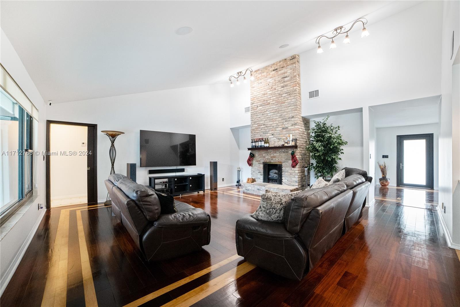 ROYAL PALM VISTA - Residential