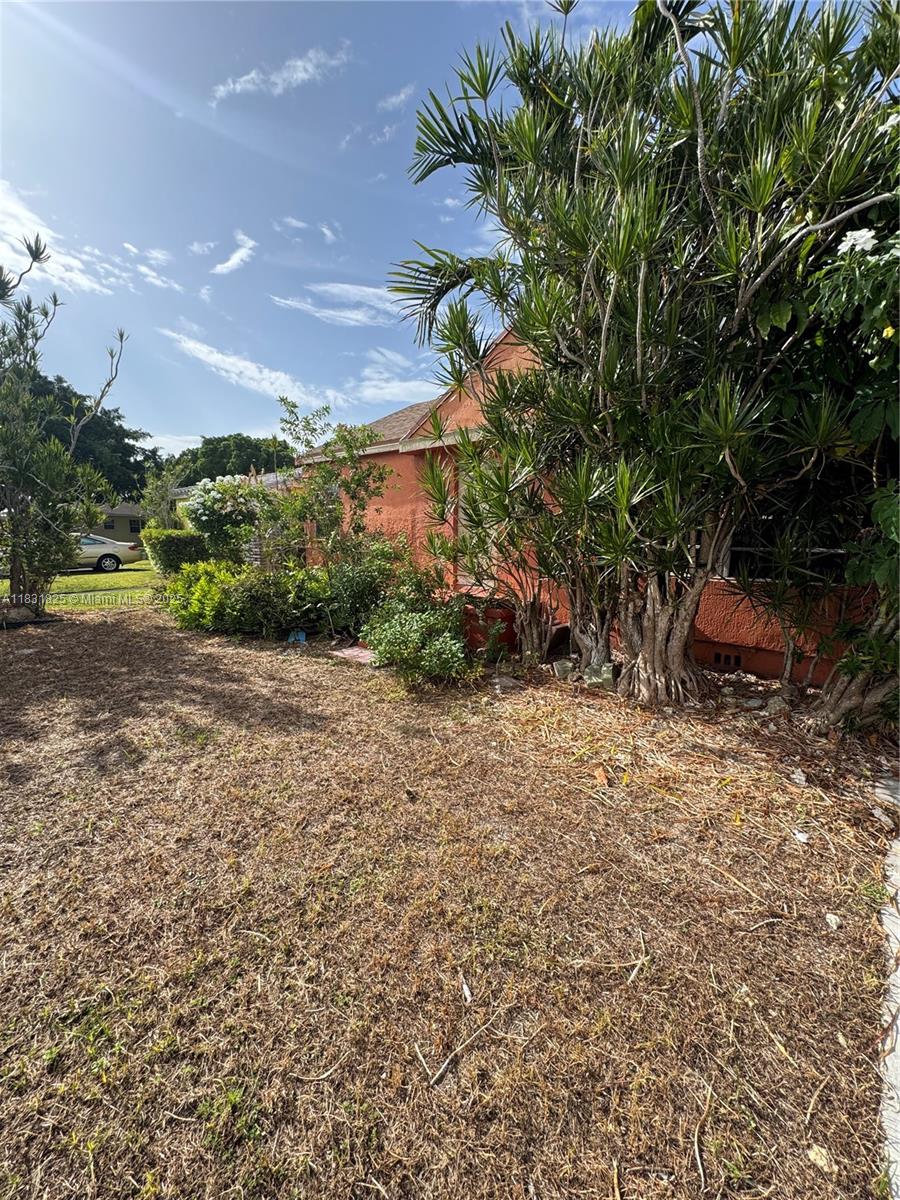 Single family house for rent. Property is rented as is owner wants the furnished to stay in the house. It has plenty of space to park more than 2 cars closed to the palmetto and groceries in the area. Very nice neighboor with great schools. For showings or any questions please call listing agent.