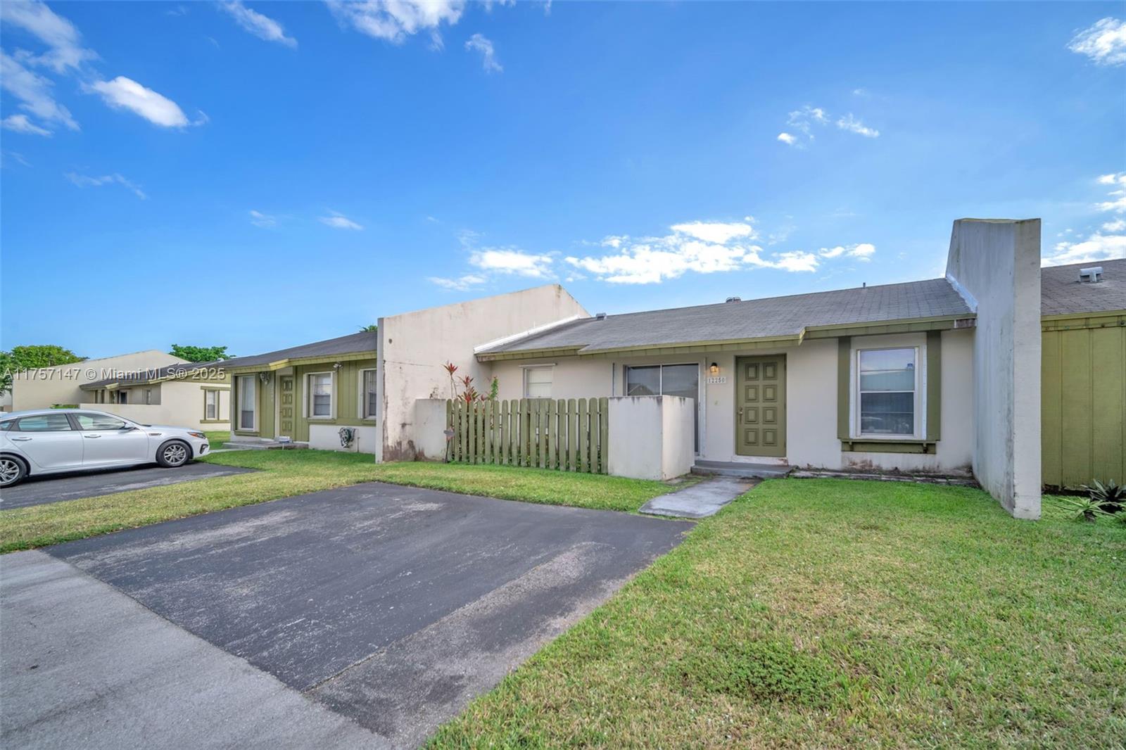 12250 Sw 114th Ter, Miami, Broward County, Florida - 3 Bedrooms  
1 Bathrooms - 