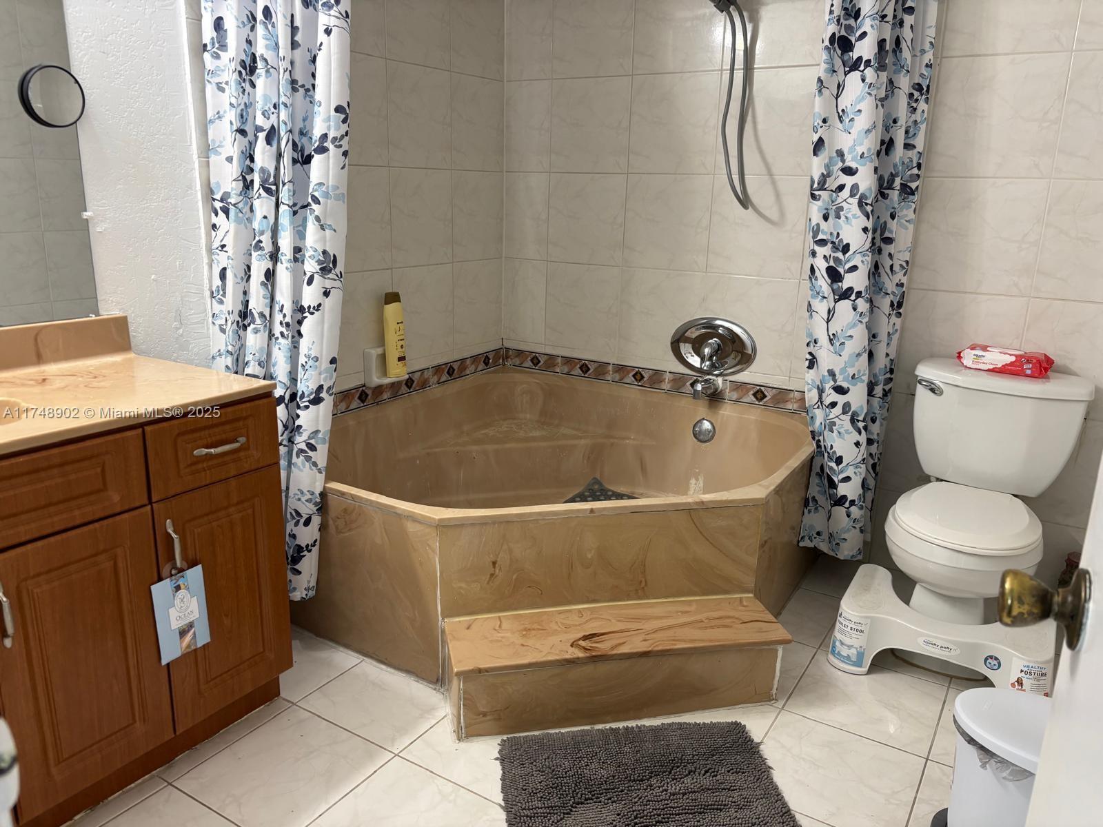 SOUTH LAKE VILLAS CONDO - Residential