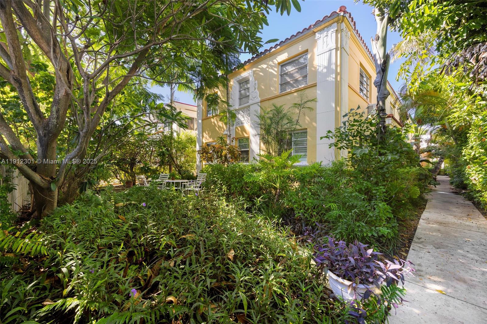 FLAMINGO WAVE CONDO - Residential