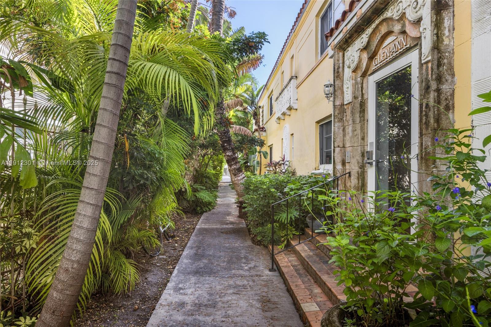 FLAMINGO WAVE CONDO - Residential