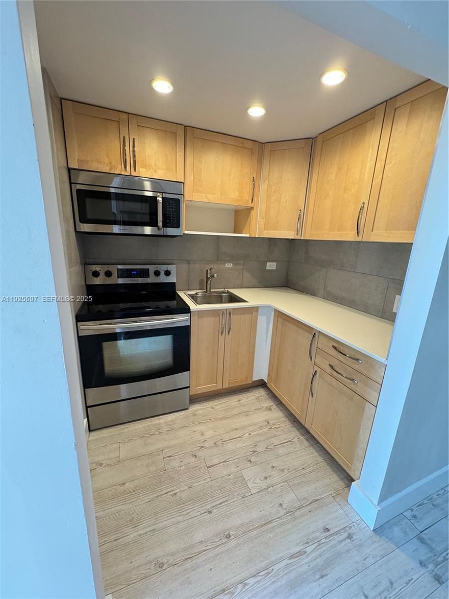 NICE STUDIO WITH AN INCREDIBLE VIEW, WALKING TO RESTAURANTS, MARKET, FIVE MINUTES FROM THE BEACH AND MUCH MORE !!!!!!!!!! the pool in the building is close for few month.