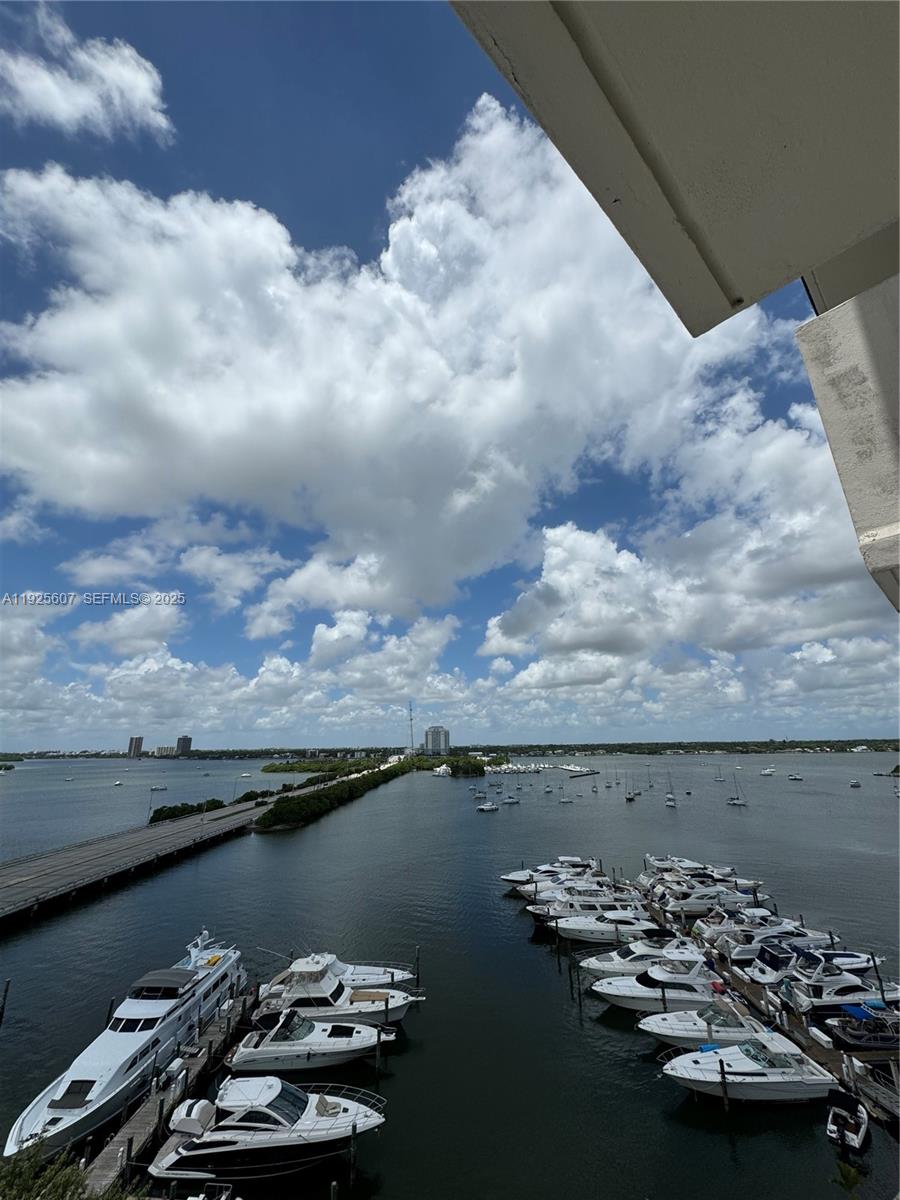 BAYSHORE YACHT & TENNIS C - Residential Lease