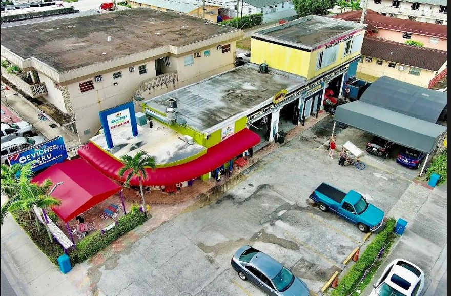Commercial space for sale in Hialeah, 2692 Palm Ave. Excellent opportunity.
On one of the city's busiest avenues, the property is located on a prime corner lot with 8,750 square feet of land and 2,450 square feet of construction. All spaces are leased, but tenants pay monthly. 
The liberal C-2 zoning offers great flexibility for commercial uses, including the automotive sector, a highly sought-after use in Hialeah. The restaurant also features a grease trap and extractor hood. This is an area where new projects are developing.