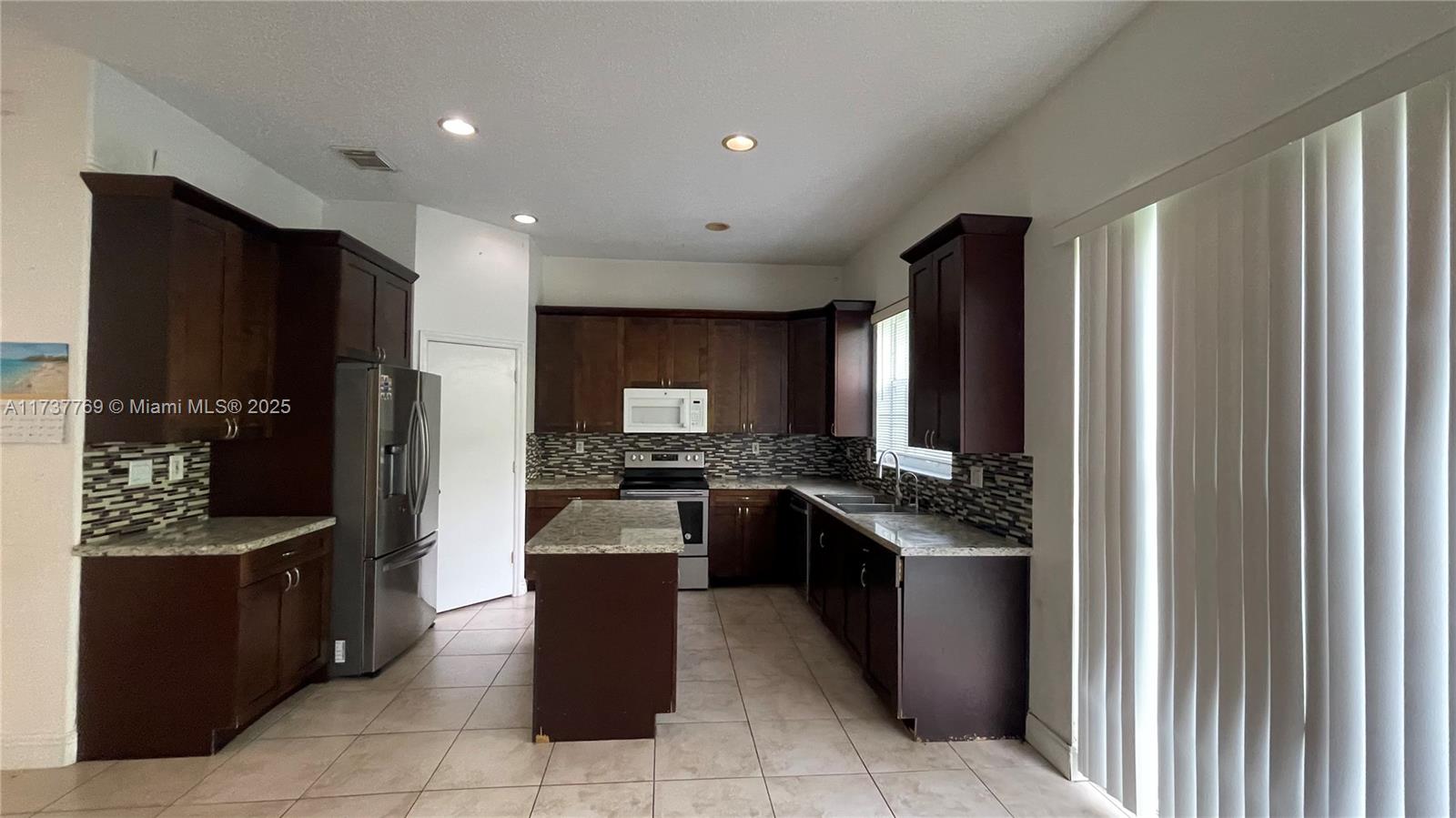 7743 Nw 21st Dr, Pembroke Pines, Miami-Dade County, Florida - 4 Bedrooms  
4 Bathrooms - 