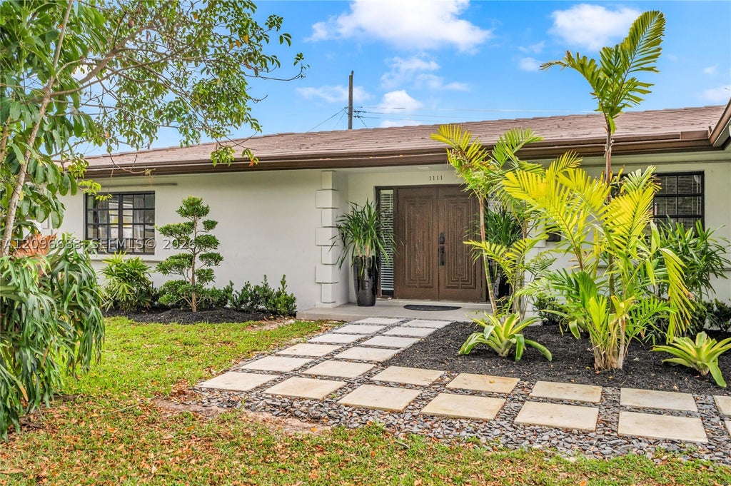 Photo of 1111 NW 70th Ter #1111, Plantation, FL 33313 (MLS # A12096683)