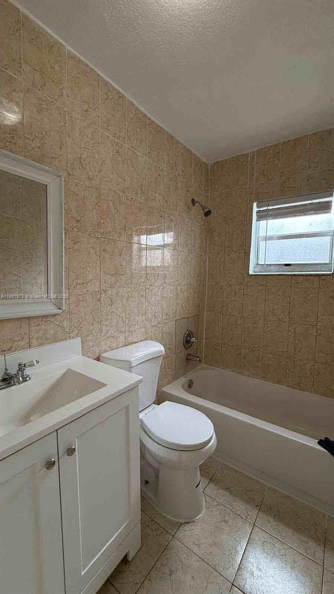 BROADVIEW COUNTRY CLUB - Residential Lease