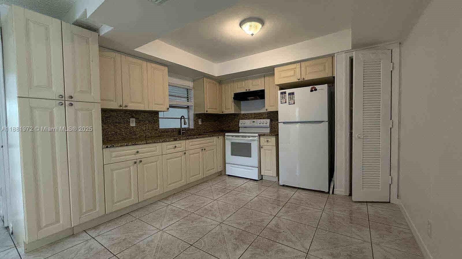 BROADVIEW COUNTRY CLUB - Residential Lease