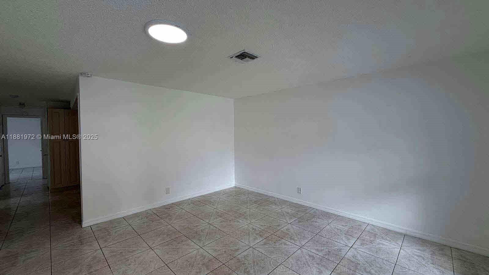 BROADVIEW COUNTRY CLUB - Residential Lease