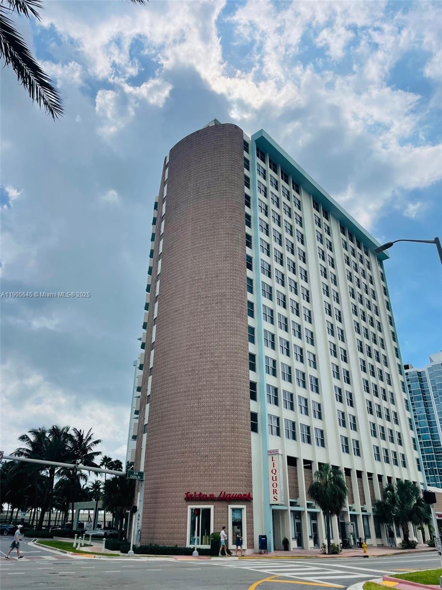 Large One Bedroom One Bath in the Triton Towers, recently renovated, wood floor, lots of closet space. Building offers: 24 hours security, Gym, 2 Swimming Pools, complimentary beach chairs and umbrellas. 90-day minimum rental policy—ideal for investors or full-time residents.