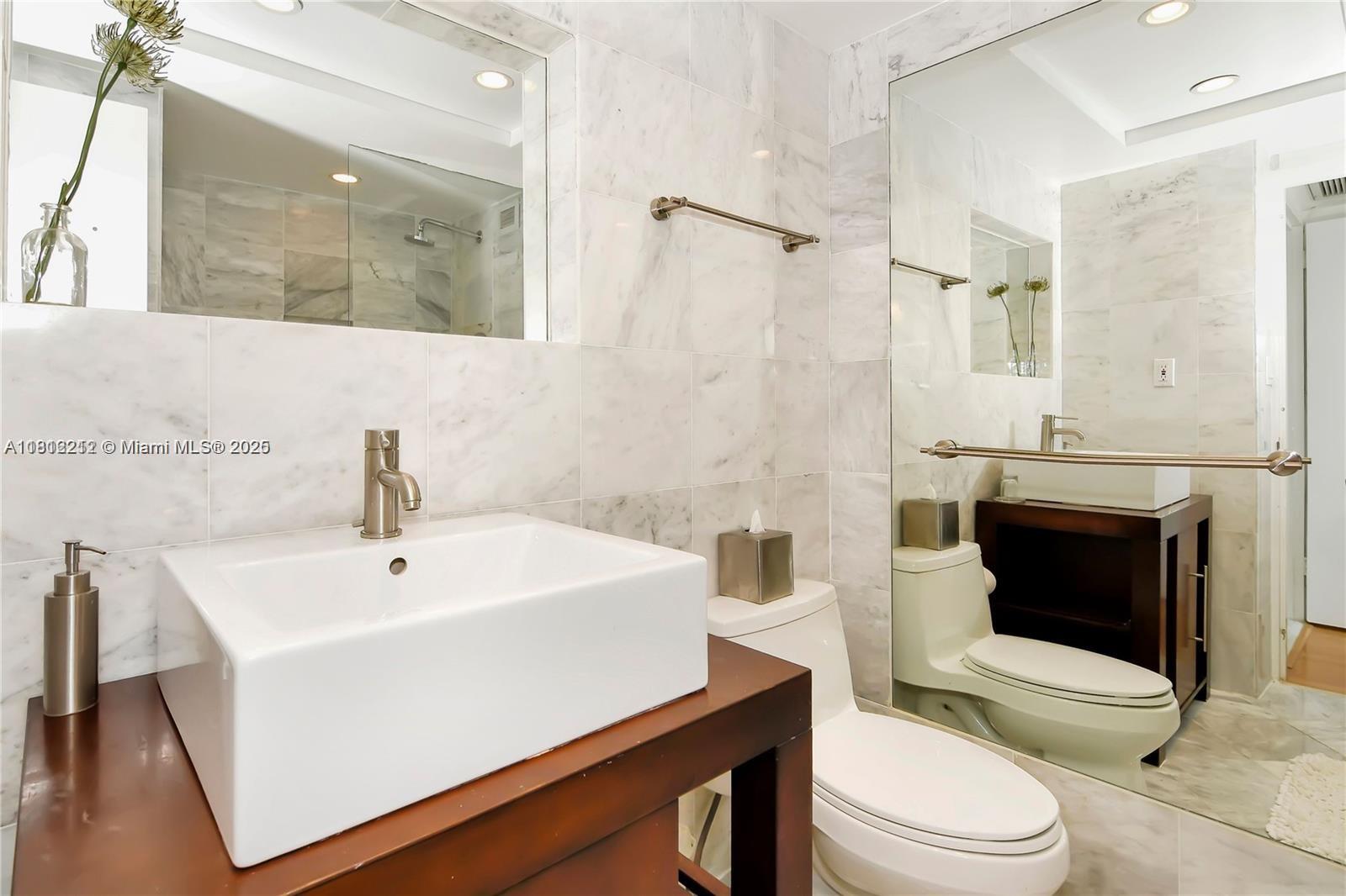 5151 Collins Ave 619