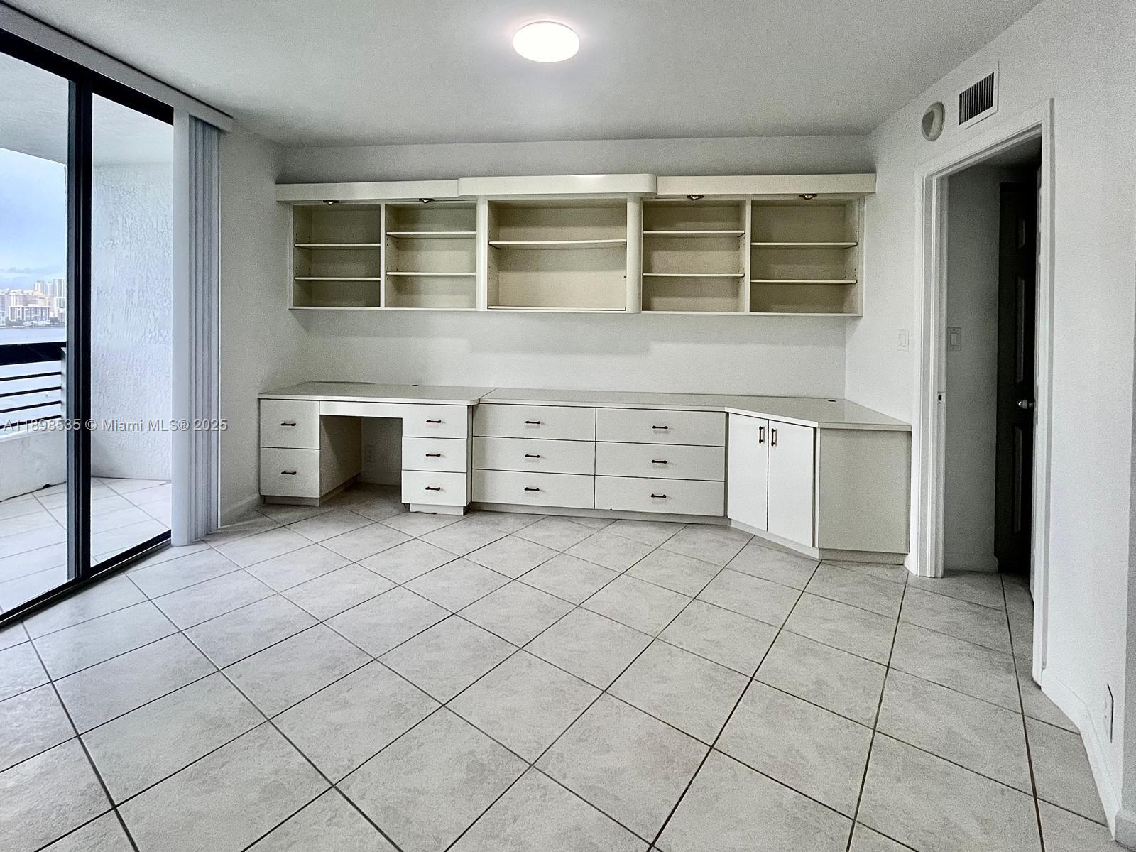 MYSTIC POINTE TOWER 500 C - Residential