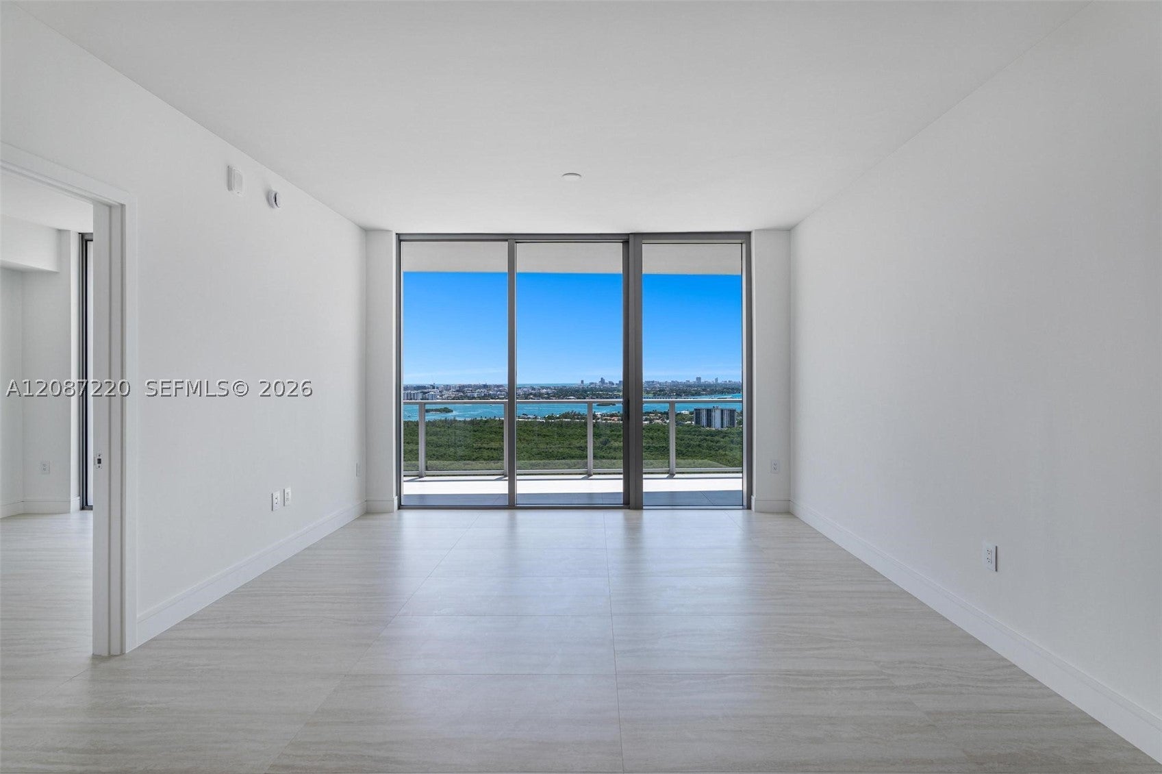 2411 Laguna Cir 2704, North Miami FL 33181