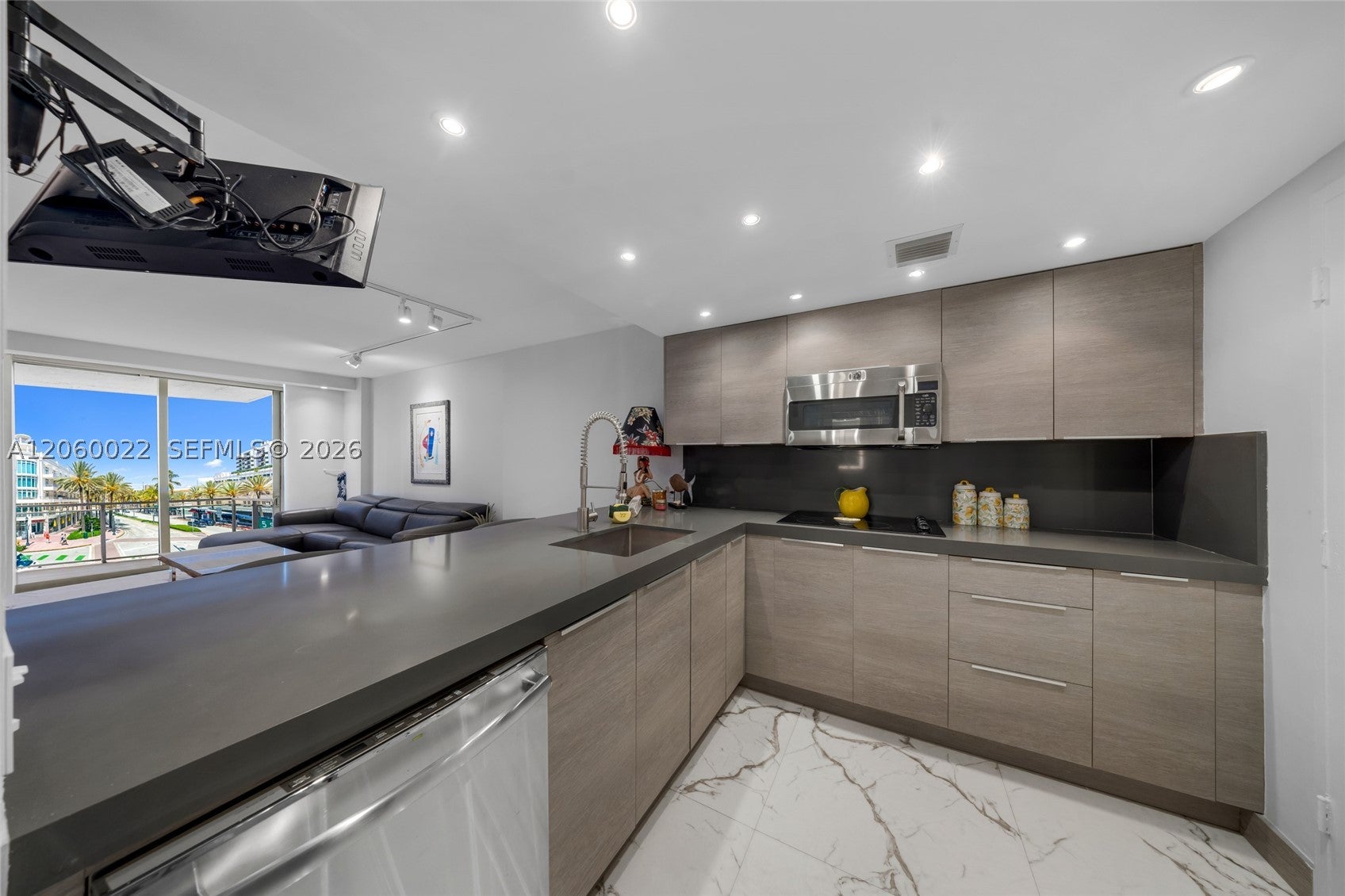 465 Ocean Dr 303