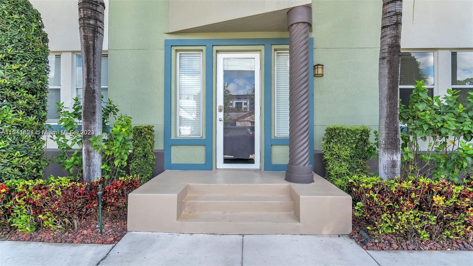 Move-in ready, 1/1 pet friendly condo minutes away from Las Olas Blvd. Unit is located on the first floor with easy
access to assigned parking spot. Unit has its own washer and dryer inside. HOA includes all amenities (gym,
clubhouse, business center, pool table, poolside BBQ, rooftop sun deck) AND (cable, water, garbage and sewer).
Only additional bill is electricity. Walk to convenience store, monthly art fair and food trucks right across street.
Minutes from Las Olas Blvd, Beach, supermarkets and more. PROXIMITY TO ADDITIONAL ATTRACTIONS: A quick
drive to Fort Lauderdale Beach, Port Everglades cruise port, Fort Lauderdale Hollywood International Airport,
museums/theatre, major highways and more.