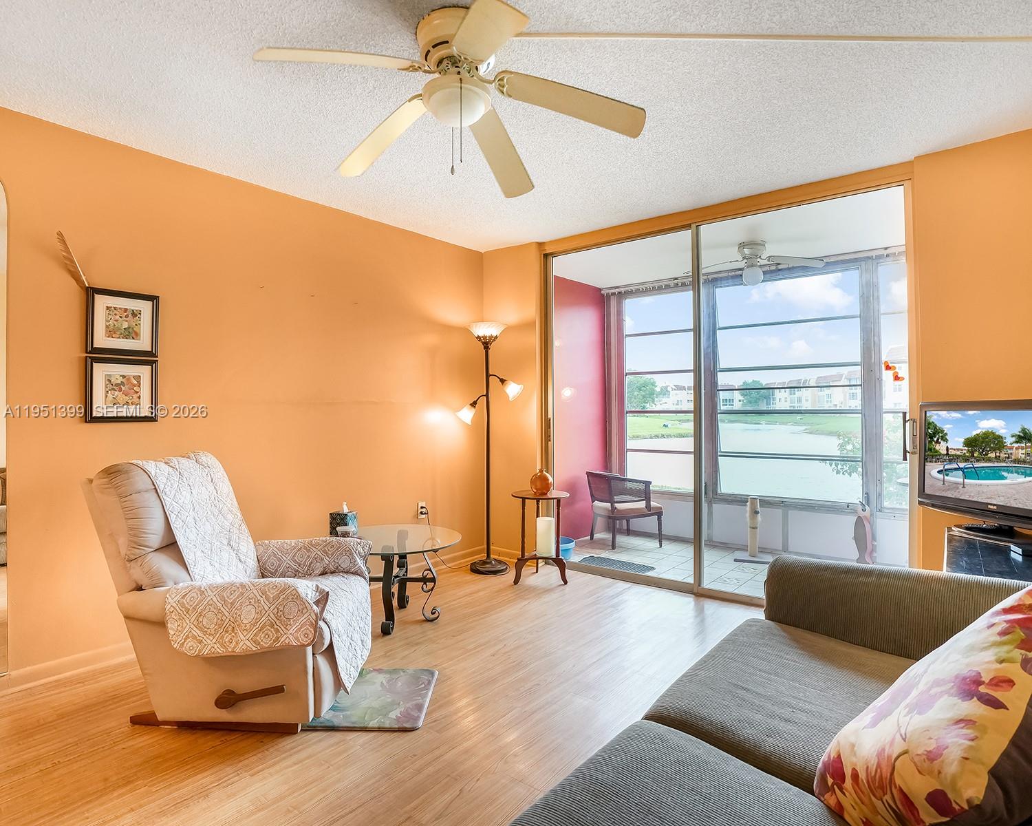 8861 Sunrise Lakes Blvd 106, Sunrise, FL, 33322/$54,900 2 8861 Sunrise Lakes Blvd 106